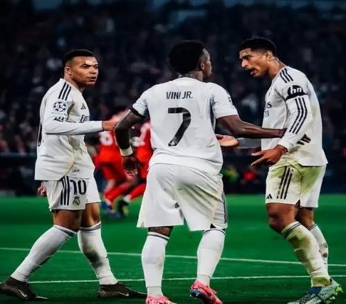 一張紅牌毀所有！皇馬四大皆空，阿韋洛亞：沒(méi)人懂