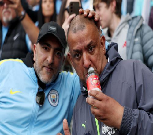 曼城球迷把對手做成水瓶：一場英超"玩梗"生意經(jīng)