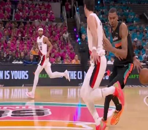 到了季后賽，文班亞馬更離譜了