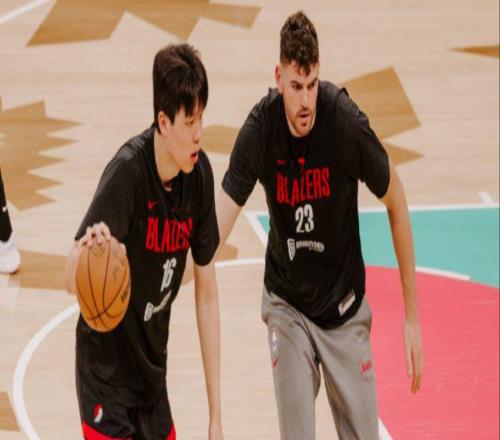 楊瀚森備戰(zhàn)季后賽！與克林根進(jìn)行對(duì)位+苦練三分隊(duì)記稱有機(jī)會(huì)上場(chǎng)