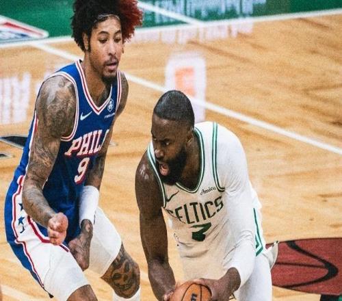 塔圖姆25+11+7布朗26分，費(fèi)城雙槍打鐵，綠軍大勝76人刷爆紀(jì)錄