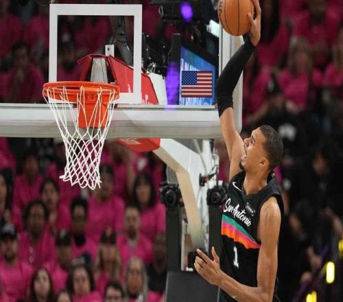 搞笑，文班亞馬在首輪G1最令人捧腹的精彩瞬間竟然是一次扣籃不中