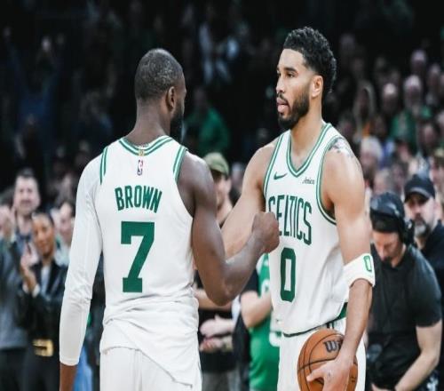 總分10！綠軍32分大勝76人創(chuàng)紀錄塔圖姆25+11+7總?cè)殖票? loading=