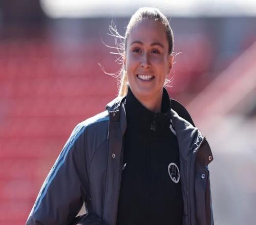 一個(gè)女足球員的"非典型"職業(yè)路徑：為什么頂級(jí)青訓(xùn)反而成了瓶頸