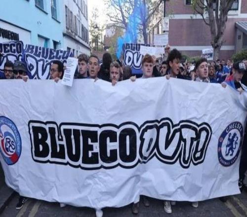 不滿運(yùn)營策略，切爾西球迷聚集抗議：BlueCo滾出去！