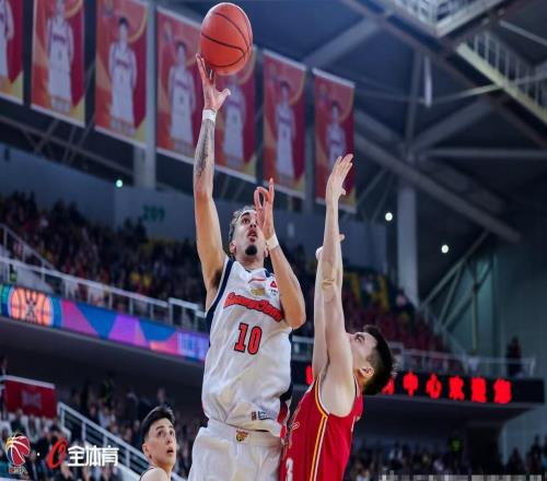 喲！三分18中4，活活投死廣東隊，球迷：沒什么用，下季可放棄了