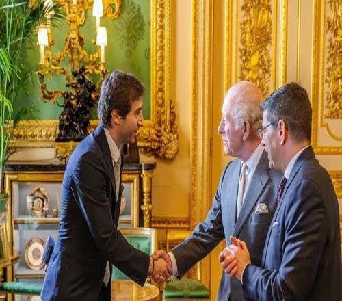 已成富豪，前阿森納球員弗拉米尼在白金漢宮面見了查爾斯三世