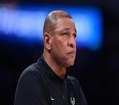 宣布退役又被球隊叫回來了想白嫖1100萬沒門，雄鹿要求其轉(zhuǎn)顧問