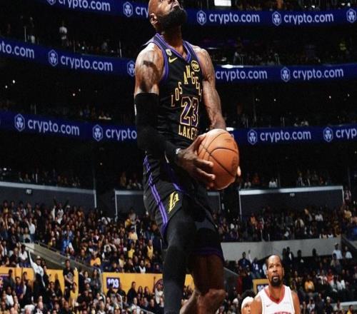 雷迪克：沖起來的詹姆斯就像重型卡車，你要么讓開讓他扣要么犯規(guī)