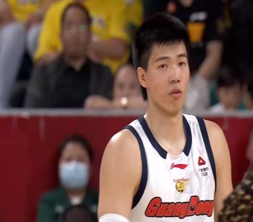 確認(rèn)不打了！廣東第一中鋒或申請(qǐng)離隊(duì)，與杜鋒關(guān)系正式破裂！