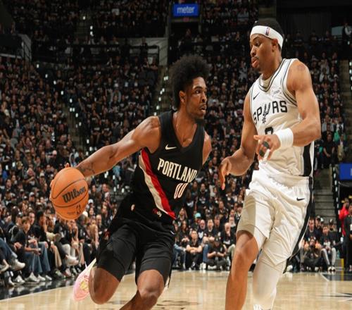 首節(jié)13分+末節(jié)關(guān)鍵三分！亨特森31+0助攻扛全隊(duì)美媒：像庫里附體