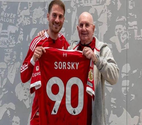 暖心，麥卡利斯特與90歲利物浦終身球迷會(huì)面并贈(zèng)送球衣