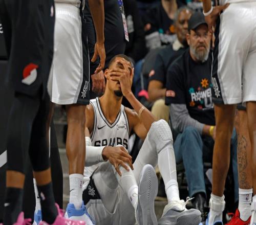 文班腦震蕩傷退，馬刺末節(jié)遭14分逆轉！亨德森31分大爆冷11追平