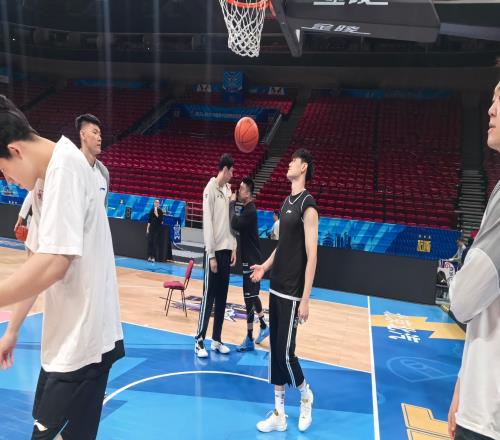 京媒：曾凡博傷缺兩個多月后今晚復出，新外援今晚首秀