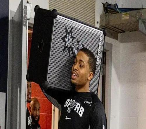 給文班剃頭的馬刺DJ，成為NBA最佳第六人