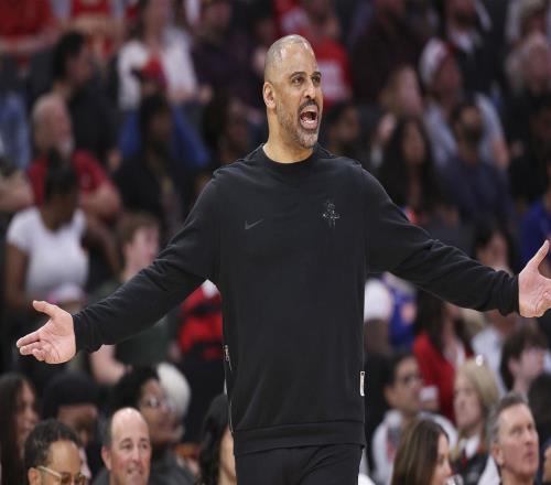 火箭隊(duì)在與湖人隊(duì)的系列賽中開(kāi)局慘敗，烏多卡的帥位岌岌可危