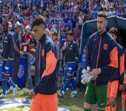 世體：赫塔費球迷折服于佩德里的表現，賽后爭相合影索要簽名