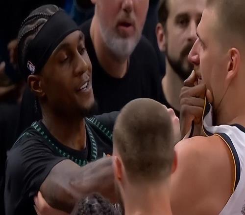 心態(tài)被打崩了！麥丹上空籃，約基奇跑全場討說法引沖突，前者亮了