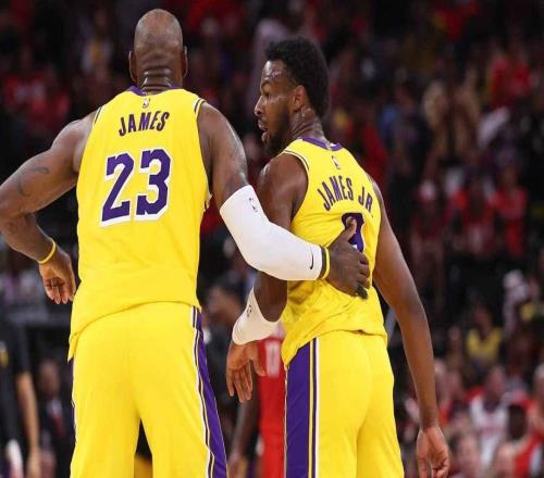 打得開心，湖人隊勒布朗詹姆斯拍了兒子布朗尼詹姆斯的頭