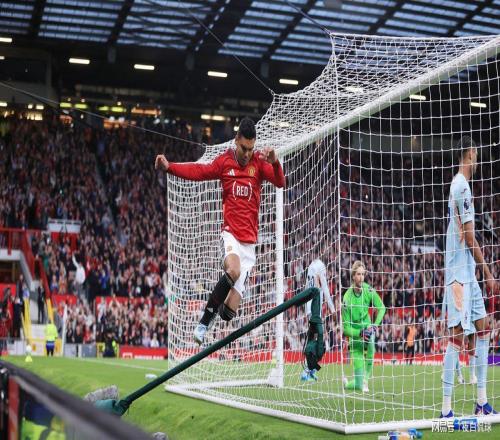 21拿下關(guān)鍵戰(zhàn)！曼聯(lián)距歐冠一步之遙，中場(chǎng)新王徹底崛起