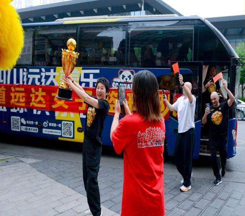 女籃三冠豪門凱旋曝光！人山人海舞獅慶祝，2米03王牌視頻連線