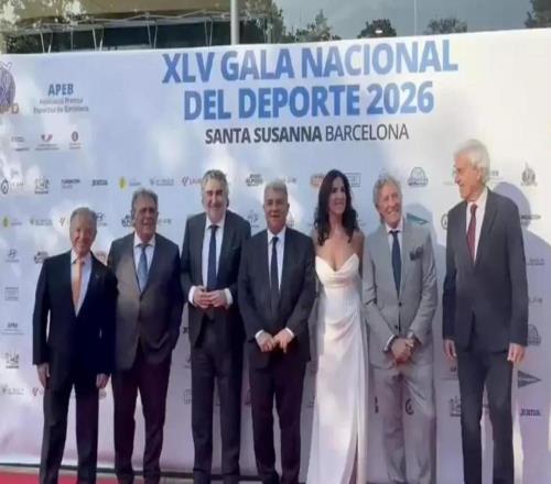 巴薩在西班牙國(guó)家體育獎(jiǎng)?lì)C獎(jiǎng)典禮上獲獎(jiǎng)，副主席代表俱樂(lè)部領(lǐng)獎(jiǎng)