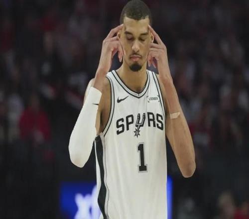 文班亞馬連送大帽，場邊父親終于點(diǎn)頭