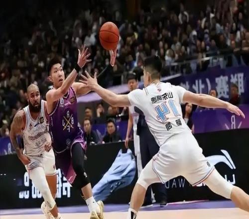 山東20投僅4中三分！遼寧客場(chǎng)奪賽點(diǎn)，季后賽強(qiáng)度拉滿