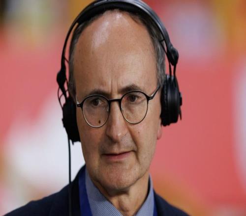 賽前馬競球迷向場地里投擲衛(wèi)生紙，擊中了直播主持人引發(fā)爆笑