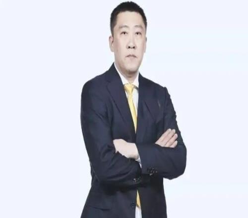 生涯17年，他只為上海男籃效力，如今扎根上海青訓，一家人很低調