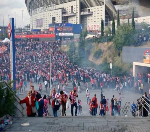 賽前馬競球迷向警方投擲雜物場面失控，警方發射了催淚瓦斯