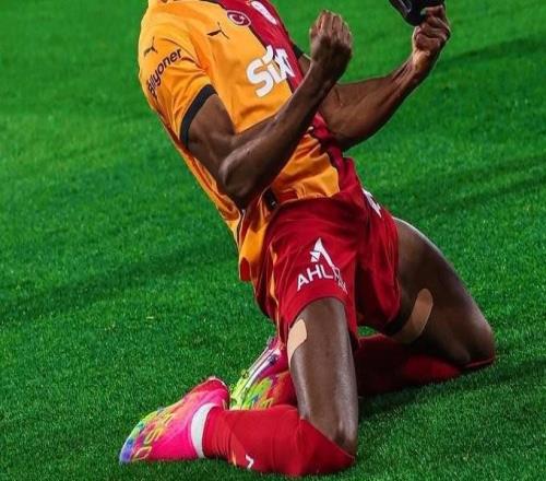 考察奧斯梅恩阿森納總監貝爾塔和轉會中介觀戰加拉塔薩雷