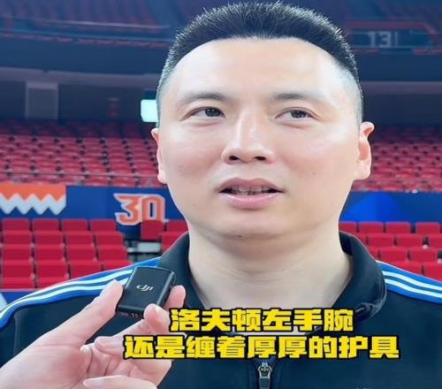 季后赛麻烦来了卢伟：洛夫顿手腕缠着厚厚的护具最近不能上场(图2)