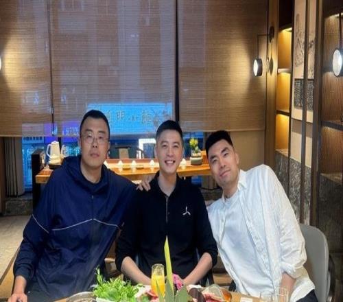 楊鳴曬李曉旭韓德君合照：致敬并肩作戰(zhàn)20多年兄弟一個時代結(jié)束了