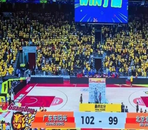 張皓嘉壓哨三分助廣東男籃加時險勝北京隊，下周上演終極對決