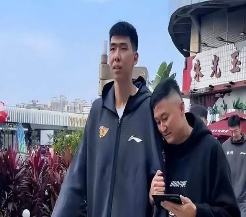 杜鋒看到了嗎他看不上的那個大個子，終于出息了，全力沖NBA
