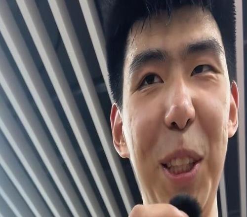 徐昕：穿上國(guó)家隊(duì)?wèi)?zhàn)袍感覺(jué)非常不錯(cuò)調(diào)侃王俊杰多傳球逗樂(lè)記者