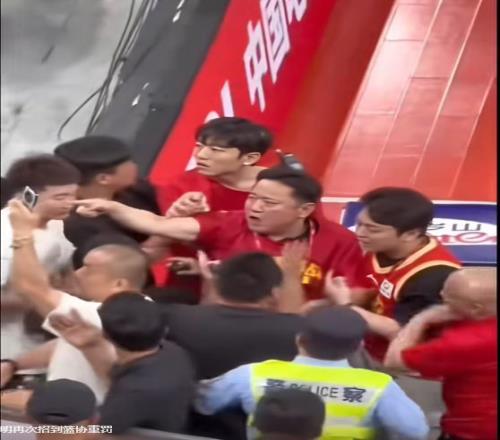 總決賽G5爆發(fā)沖突,上海球迷辱罵樓明,雙方?jīng)_突,知情人曝光真相