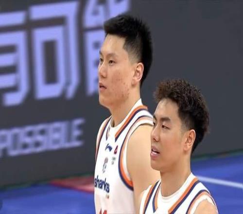 張鎮麟+李弘權合同到期上海男籃留住爭冠陣容外援4選2白邊走人