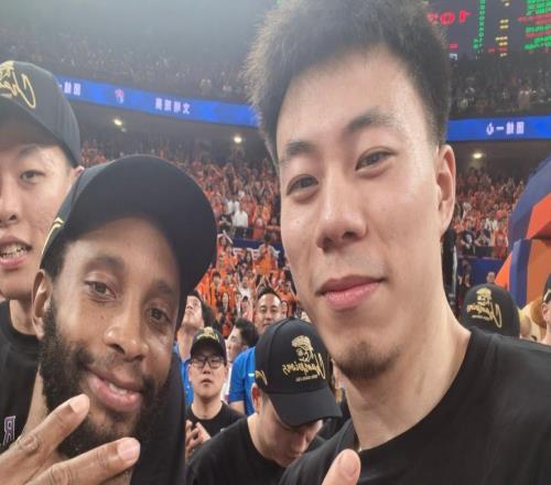 上海定妝照！攝影師：來慶祝手勢！張鎮麟與弗格果斷比4慶祝四冠
