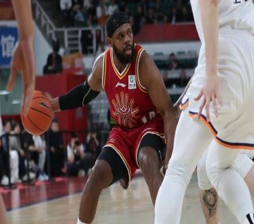 上海男篮32分大胜山西！卢伟拿到11连胜，李添荣18分，李弘权27分