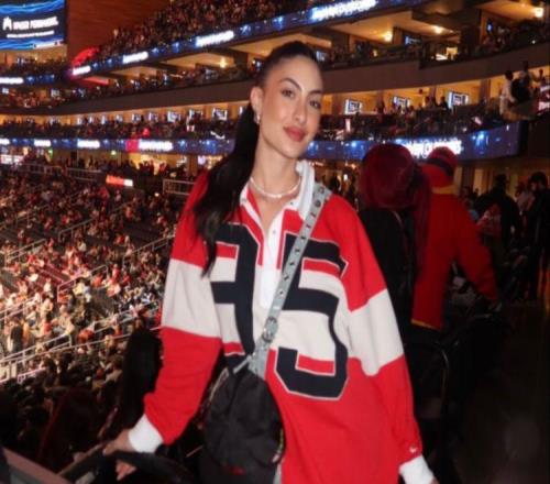 老鹰美女球迷观战颜值身材俱佳！主队豪取5连胜领先雄鹿5个胜场