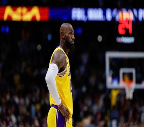 湖人队詹姆斯抨击裁判，未吹罚约基奇导致他受伤的犯规