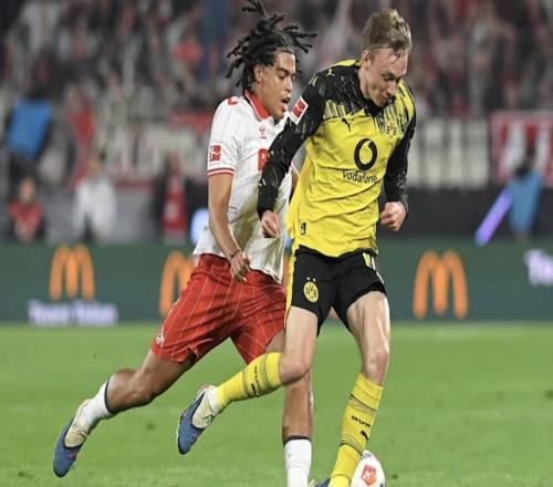 辛普森踢到拜尔，科隆主帅不满前者的黄牌被改成红牌愤怒离场