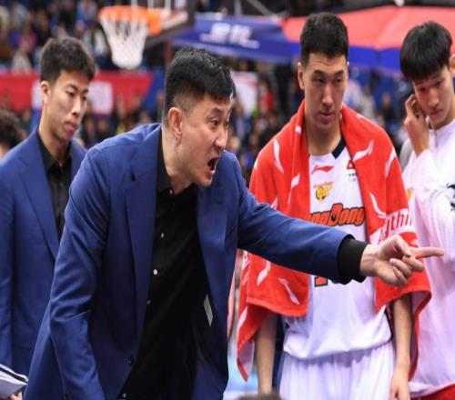 广东男篮：杜锋身体不适前往医院就诊由助教暂代指挥