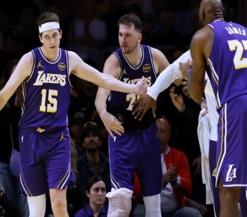 一夜之间,湖人迎来两大好消息,东契奇回归球队,里夫斯恢复良好