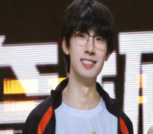 宝蓝宝宝拿蓝Baolan提问:周瑜周周吃鱼怎么对比较工整