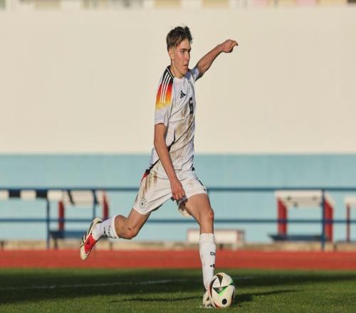 拜仁多特抢人:1200万解约金挖到德国新核,曼城被晾在一边