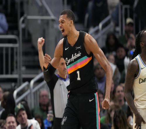 历史第7人，杨瀚森躺赢入季后赛！首轮3大劣势挑战马刺文班难黑七