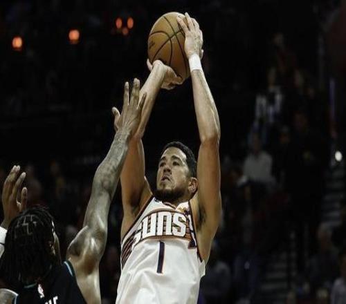 布克：我对霍勒迪充满敬意他是历史上最被低估的球员之一